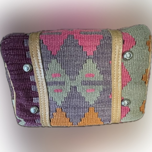 Vintage Elephant Walk Kilim Rug Handbag 80s
Barrel Duffle - Picture 5 of 9